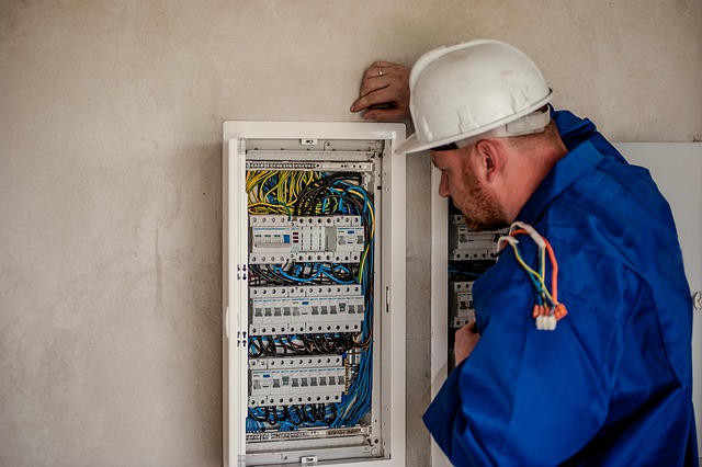 najít zručného elektrikáře je těžké